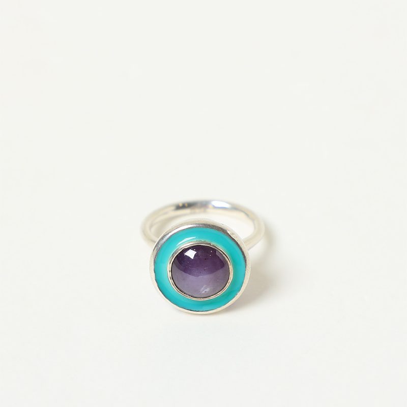 Anello rotondo con smalti e rubino