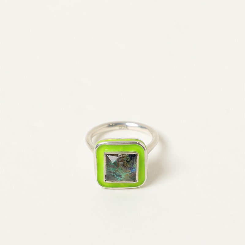 Anello quadrato con smalti