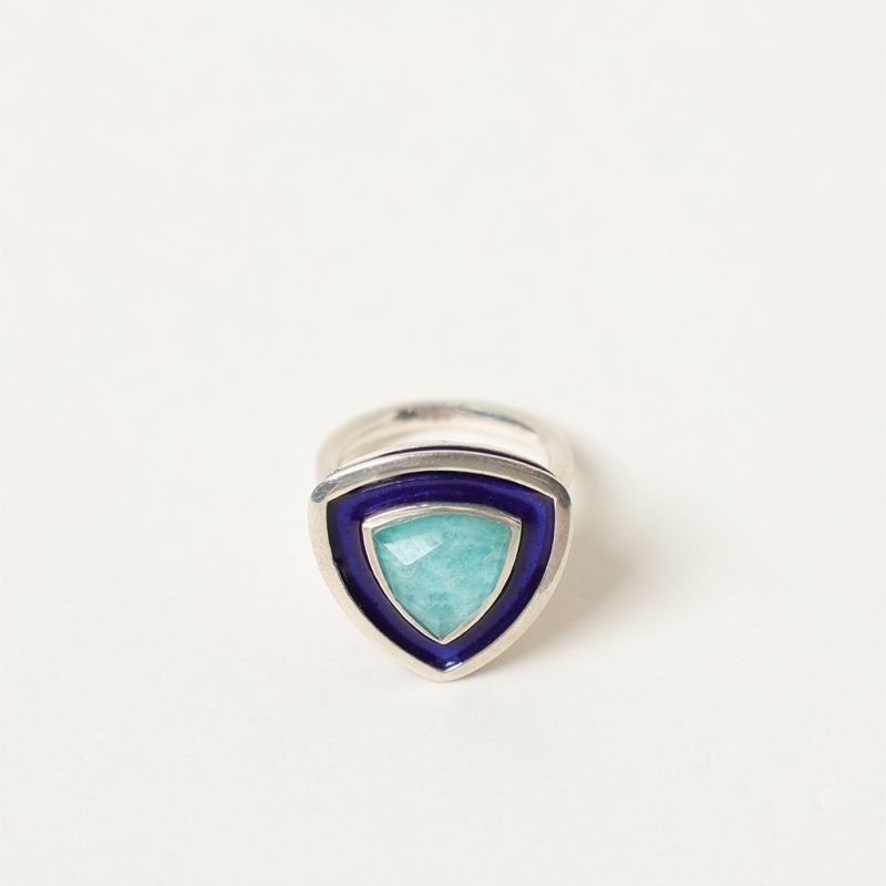 Anello triangolare con smalti e pietra doppia