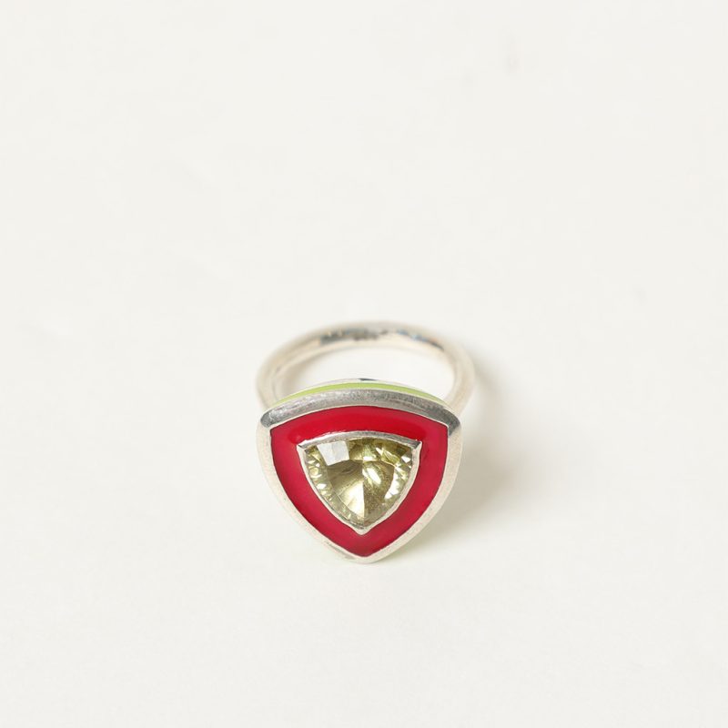 Anello triangolare con smalti
