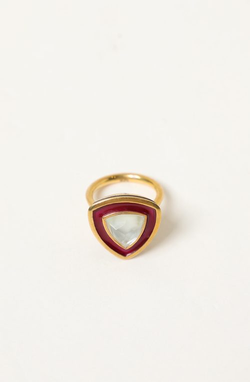 Anello dorato triangolare con smalti e pietra doppia
