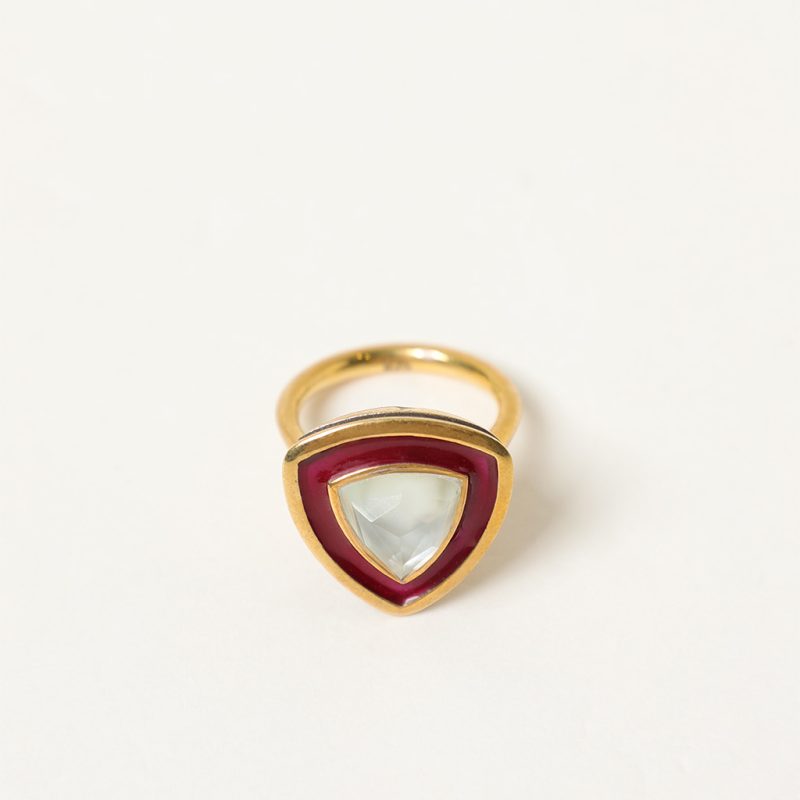 Anello dorato triangolare con smalti e pietra doppia