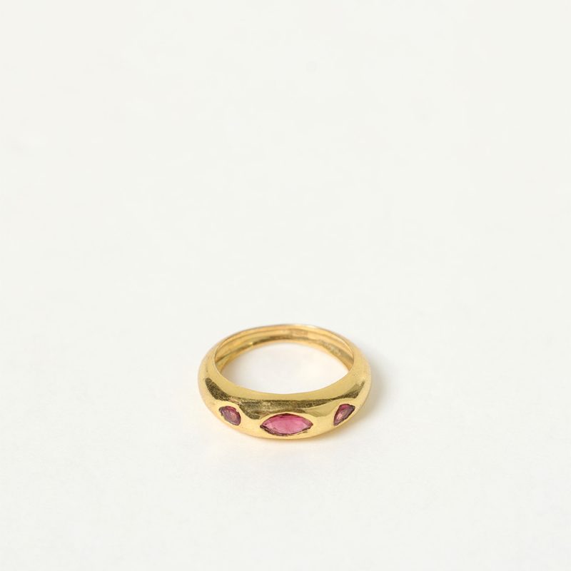 Anello medievale dorato con tre pietre