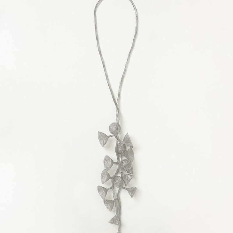 Collana di fiori in acciaio