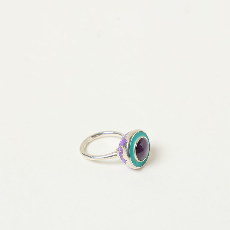 Anello rotondo con smalti e rubino