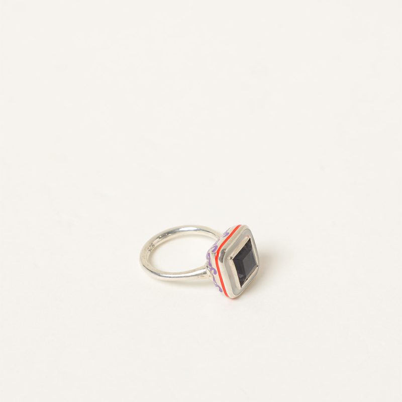 Anello quadrato con smalti