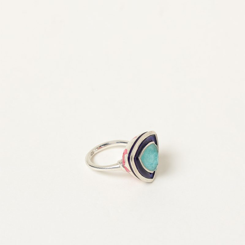 Anello triangolare con smalti e pietra doppia
