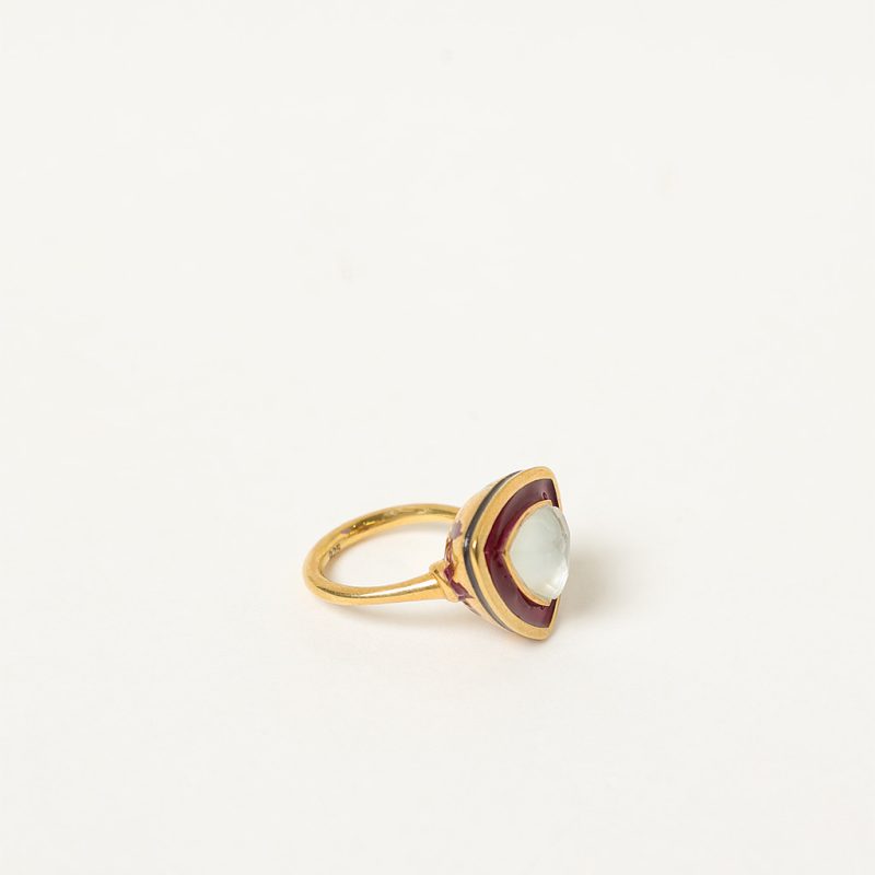 Anello dorato triangolare con smalti e pietra doppia