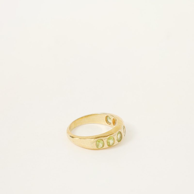 Anello medievale dorato con 7 pietre