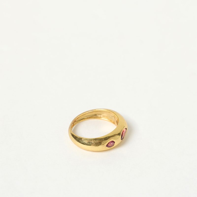 Anello medievale dorato con tre pietre
