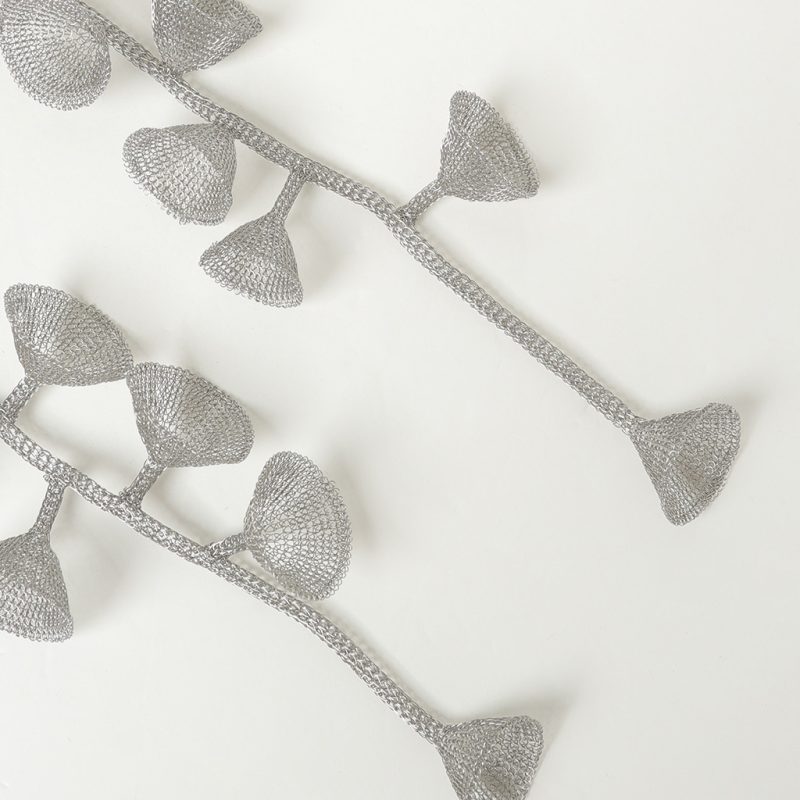Collana di fiori in acciaio