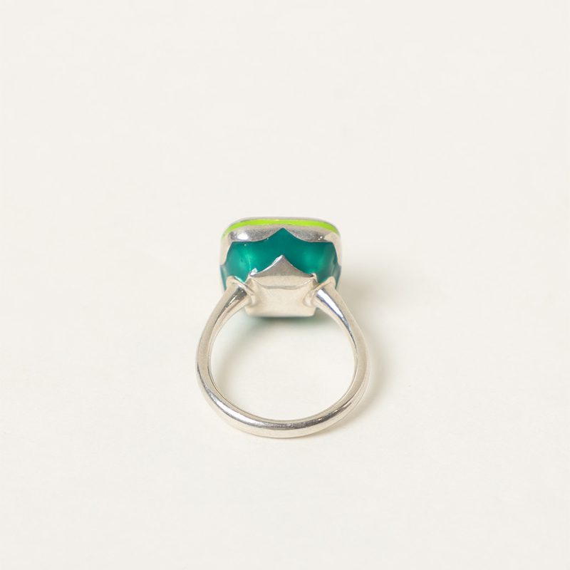 Anello quadrato con smalti
