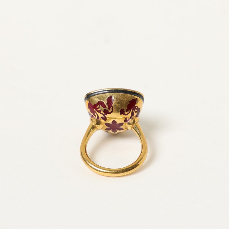 Anello dorato triangolare con smalti e pietra doppia