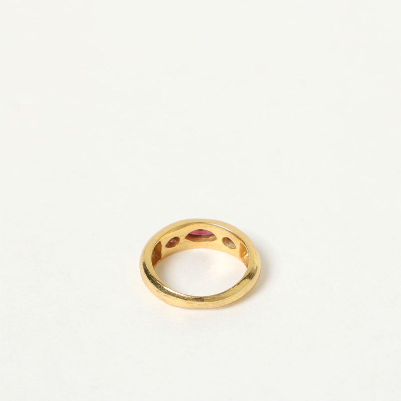 Anello medievale dorato con tre pietre